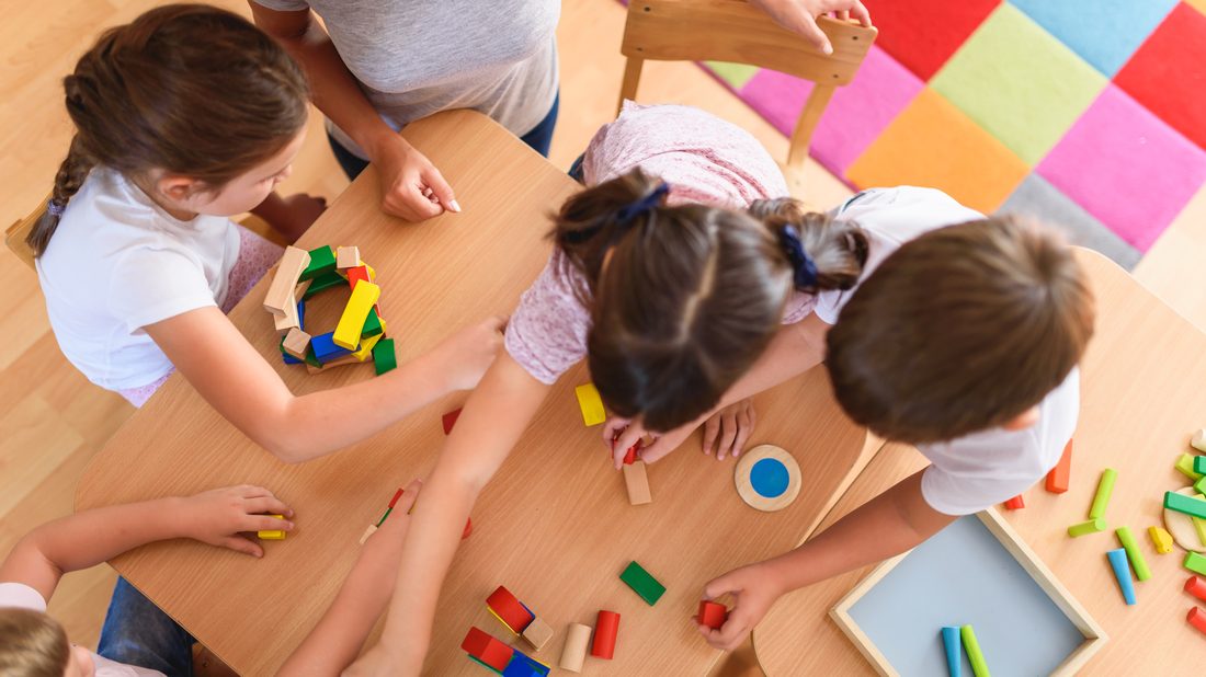 Renkli ahşap oyuncaklarla çalışan çocuklar